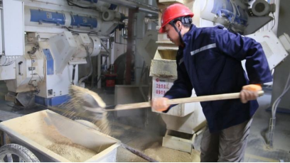 呼图壁县饲料企业生产忙 牲畜“口粮”有保障